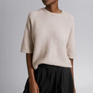 Stickad T-shirt  - INTRESSEKOLL på min tröja från &otherstories. Har aldrig använt så den är som ny! Kan skicka egna bilder vid behov. Säljer endast vid bra bud 💗hör av er vid frågor 😊