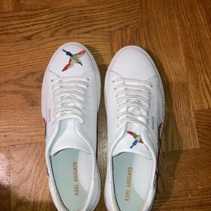 Axel Arigato skor - Helt nya riktigt fräscha dojor, nypris 2600kr men säljer nu för endast 1000kr. Kan även tänka mig gå ner i pris vid snabb affär. Endast dustbag medföljer därav pris.