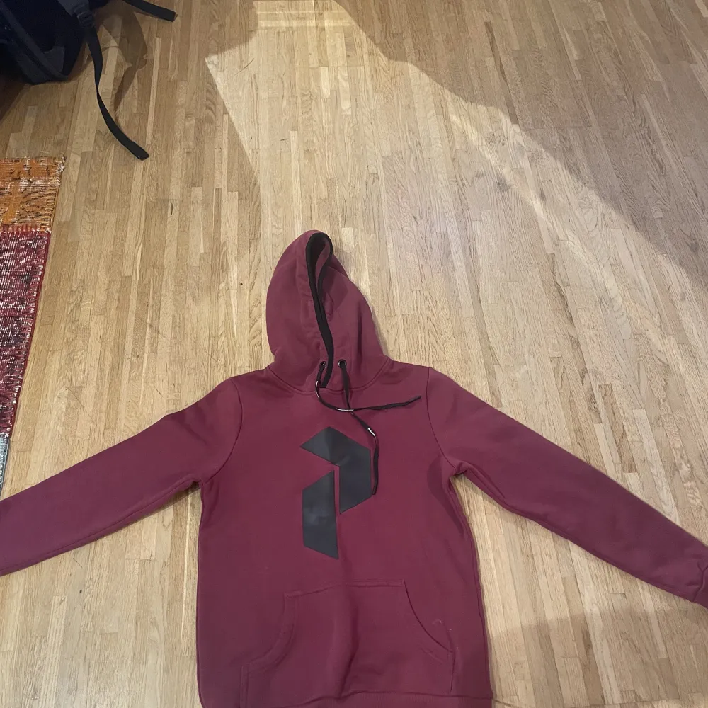En vinröd peak hoodie i storlek xs. Säljer då den inte passar. Har tre små fläckar på ena hörnet (se bild 3) men dem syns knappt. Priset är inte hugget i sten! 🌸. Hoodies.