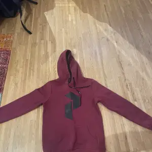 En vinröd peak hoodie i storlek xs. Säljer då den inte passar. Har tre små fläckar på ena hörnet (se bild 3) men dem syns knappt. Priset är inte hugget i sten! 🌸