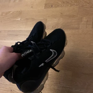 Nike vapor  - De är nya har bara använd de 2 gånger tänkte skulle ge de till min bror men han ville inte ha de det va redan försent att skicka tillbaks de så tänkte ska sälja de nu 