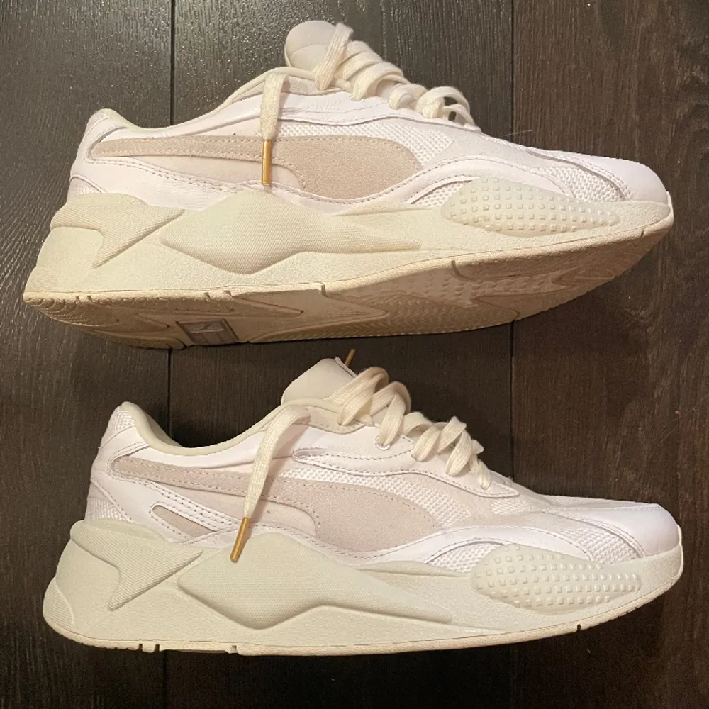 Puma sneakers säljes i bra skick 8/10, använda endast 2 gånger. . Skor.