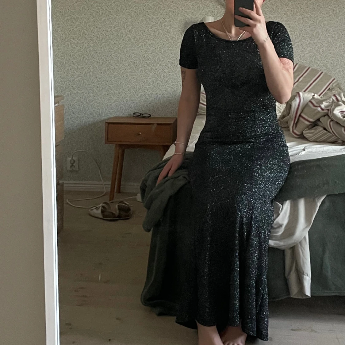 Kortärmad glittrig klänning - 91