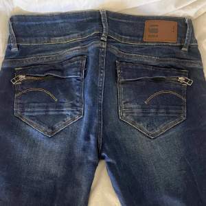 Säljer dessa mörkblåa G-Star jeans, inte använda så de finns inga defekter, supersnygga och coola. 