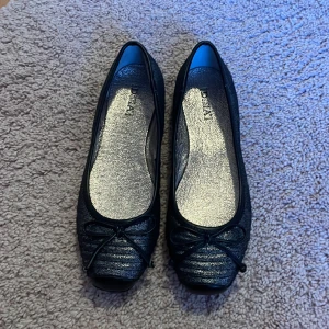 Ballerina skor - Säljer dessa ballerina skor då jag inte använder dem, silverglittriga, svarta säljer dem för 175kr+ frakt knappt använda, storlek 40 men passar mig som är 39