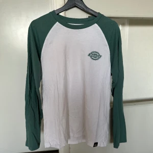 Dickies tröja - Tröja från Dickies i jättefin grön färg, lite oversized