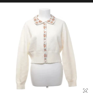 Söt kofta DAZY - Köptes på sellpy (90kr) men har inte används alls då jag inte tyckte om hur den såg ut på mig (lite boxig passform). Bra skick :) bilderna är lånade, kan skicka fler bilder om det behövs! Pris kan diskuteras. Meddela helst först innan du köper!