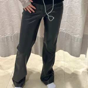 Skinnbyxor - Snygga byxor från zara. Midwaist och rak passform. Sitter bra på mig som är 165. Pris kan diskuteras vid snabb affär❤️