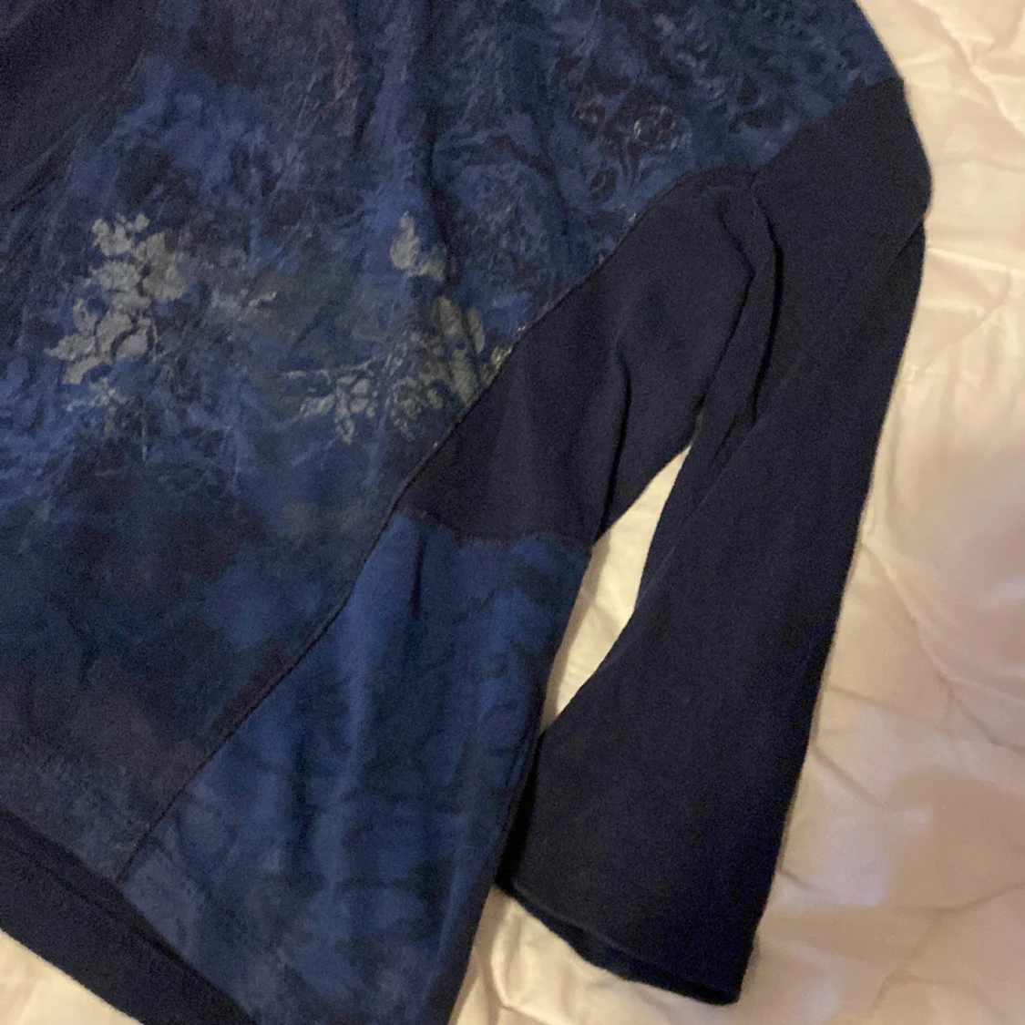 Mörkblå tröja med fint mönster  - 90