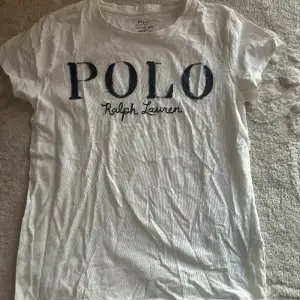 Vit t-shirt från Ralph lauren. Bra skick storlek S