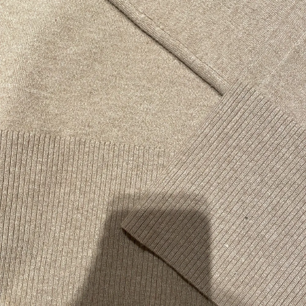 Stickad tröja ifrån vila Storlek s🩷 Knappt använd . Tröjor & Koftor.