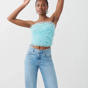 Festtopp  - Säljer denna topp från Gina tricot. Köpte den för ett specifikt tillfälle och har aldrig använt den efter det. Köpte den för 300kr. Pris kan diskuteras🥰