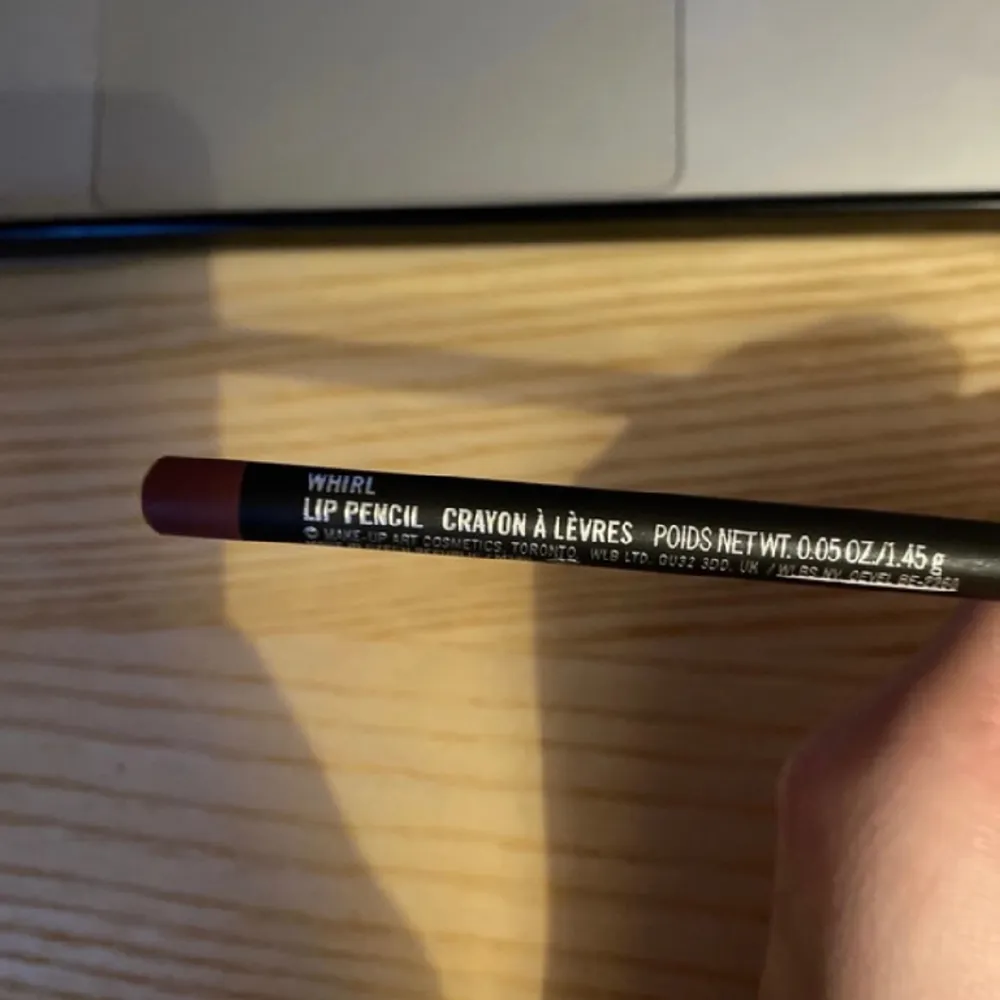Helt oanvänd fick den i Macs julkalender 2023, Whirl läpp penna i en naturlig lite brun beige färg, går för runt 200-230kr i vanliga fall. Övrigt.
