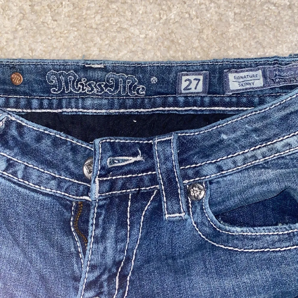 Jätte fina miss me jeans i storlek 27. Finns inga defekter.Innerben=73cm. Skriv vid frågor 💗. Jeans & Byxor.