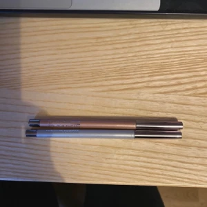 MAC Colour Excess - Helt oanvända fick dem i Macs julkalender 2023. Original pris för en ligger på 275kr alltså hade båda egentligen gått för 550 tillsammans. Färgerna är guld och silver och används i vattenlinjen i ögat men kan också användas som eyeliner/vanlig kajal