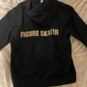 Figure skater Hoodie - En hoodie som är perfekt till när man tränar konståkning som tyvärr inte använde längre eftersom att jag har slutat. Den är i ganska fint skick och inte använd så mycket.❤️ den är köpt på k-skate i Göteborg!