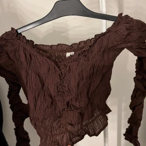Brun blus från Nelly  - Jättefin brun off-shoulder blus från Nelly. Säljer vidare då den inte kommer till användning längre. Skriv vid frågor❤️