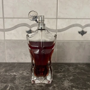 Jean Paul Gaultier  - Jean paul Gaultier Essence 125 ml EDP Använd cirka 10 procent. Det är en limited edition så den finns inte kvar längre. Det är en sällsynt parfym 