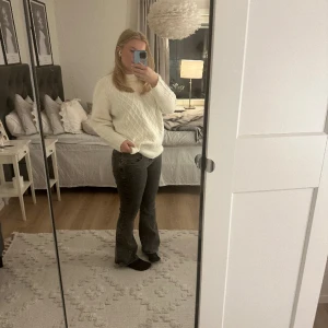 Grå byxor  - Super fina grå jeans från Gina komer ej till andvändnig så selleri dem dem är i super fint skik och använ ett par gonger 