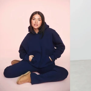 Gina tricot hoodie  - Säljer min marinblå Gina hoodie. I bra skick. Skriv gärna för fler bilder💞