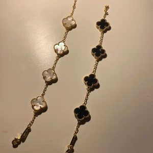 Fyrklöver Armband - Fyrklöver Armband i färgen vit och svart. Ej använda  110kr för svarta armbandet  110kr för vita armbandet 💕