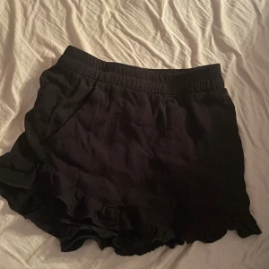 Shorts  - Säljer dessa jätte söta volangshortsen🥰