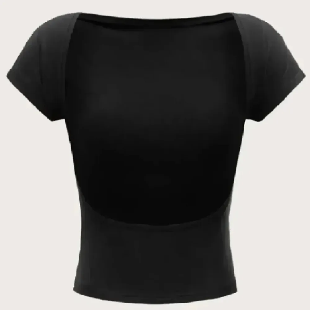 Såå snygg svart tröja med öppen rygg från gina! Storlek xs, köp för 100kr, utmärkt skick!!❤️❤️🥰 . Toppar.