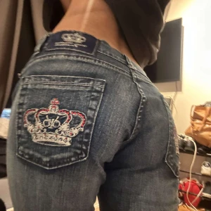 Victoria Beckham  - (Lånad bild)  Säljer pga den är lite stor på mig och vill helst sälja eller byta mot mindre storlek mot 27!  Storlek 28/36.  Priset kan diskuteras! 🩷