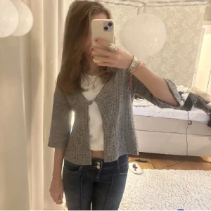 Trekvartsärmad kofta - En trekvartsärmad kofta som är köpt här på plick men som inte kommer till användning💗 (lånade bilder)