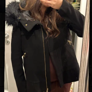 Zara kappa  - Super söt kappa ifrån zara! Är i superfint skick. Det går att ta av pälsen som sitter på luvan (visar på andra bilden) 💕jag är 1,65💕