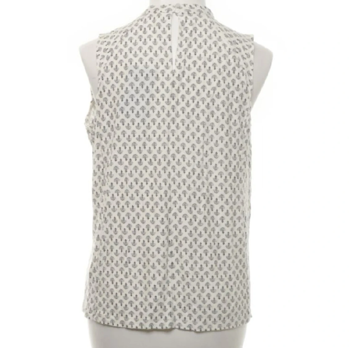 Vit blus med detaljer - 90