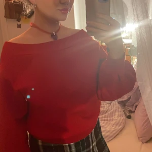 Röd off shoulder - Röd off shoulder tröja med ballongärmar. Tjockare material som en hoodie ❤️