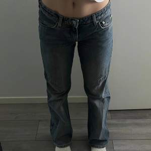 jätte bekväma och fina lowwaisted jeans från weekday i modellen arrow 