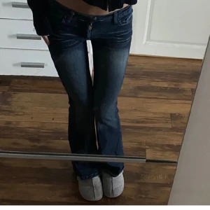 Lågmidjade Jeans - Säljer dessa super snygga lågmidjade jeans. Dom passar mig som är 168lång bär 32/34 i jeans för referens. 
