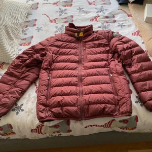 Parajumper jacka  - Säljer min parajumper jacka som jag tyvärr har vuxit ur. Jackan är använd under 1 år men är fortfarande i fint skick  Nypris Ca 4000kr 