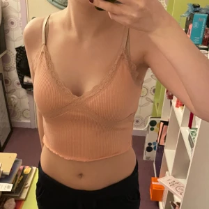 Rosa spetstopp  - En jättefin rosa y2k topp med spetsdetaljer i superbra skick som tyvärr inte kommer till användning💞