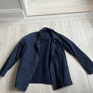 1970s French workers shirt  - Vintage fransk arbetarskjorta importerad från Asien. Vita färgstänk 