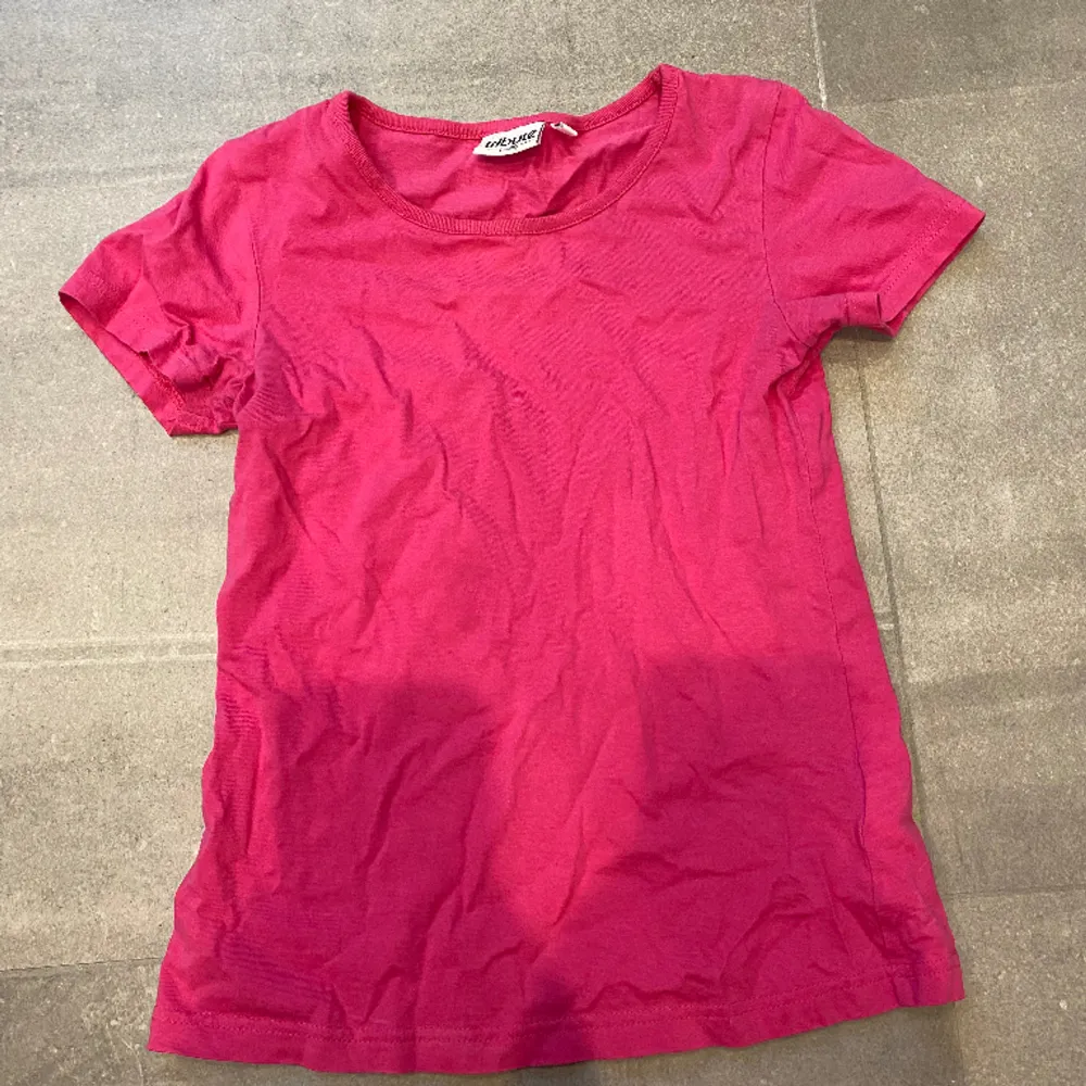 Rosa T-shirt som sitter tight. Som ny och i strl xs! Perfekt längd som matchar så fint till lowwaist byxor!. T-shirts.
