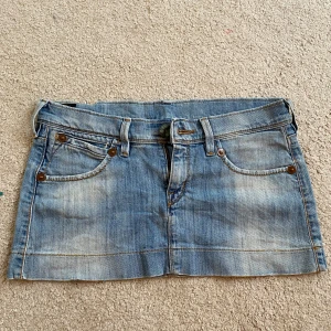 Jeans kjol - Säljer denna jättefina lågmidjade jeanskjolen från Lee. Den är 25cm lång och höftmåttet är 43cm. Skriv för fler bilder eller andra funderingar. ❤️