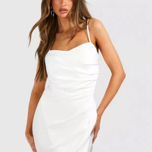 Vit satin klänning - Skitsnygg vit satin klänning, perfekt till studenten. Helt ny! Köpte på Boohoo men råkade köpa två av samma. nypris, 396kr. Hör av er om ni vill ha egna bilder. 