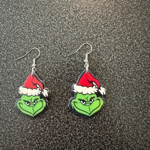 Örhänge med Grinchen  - Nya örhänge med Grinchen. Krokarna är inköpta som nickelsäkra.