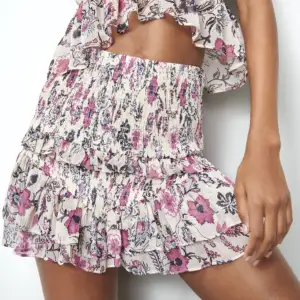 Intressekoll på denna populära kjol från zara. Säljer ändats vid bra bud 