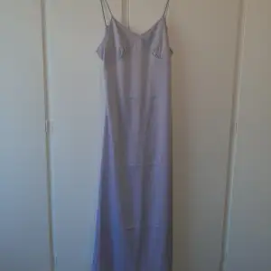 satin klänning från NA-KD, som inte används alls. Köpte till bal men kom ej till användning. Kostar 459 kr men säljer för 300 kr. Går att diskutera. 