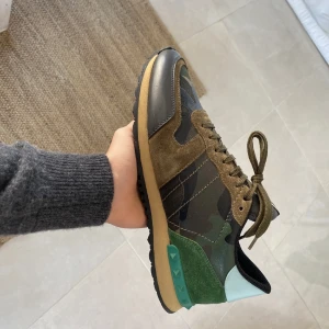Valentino RockRunners - Tja! Säljer nu mina nästintill nya  Valentino RockRunners för ett pris som ej är hugget i sten| Allt og medföljer| Kan diskutera pris, öppen för byten| hör av er för fler bilder eller vid minsta funderingar👍🏼