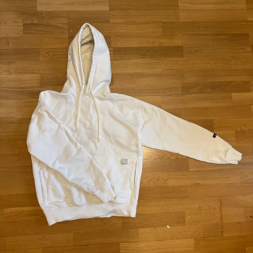 Fin vit hoodie i storlek S. Säljer på grund av att den är förlitwn och inte passar längre. Skick 9/10, inga dieffekter. Köpt från junkyard.. Hoodies.