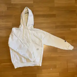 Fin vit hoodie i storlek S. Säljer på grund av att den är förlitwn och inte passar längre. Skick 9/10, inga dieffekter. Köpt från junkyard.