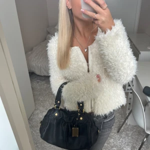 Vit pälsjacka / kofta - Säljer denna vita pälsjacka / kofta. Passar bra som jacka nu till våren men funkar även att ha innomhus. Har du någon fråga är det bara att höra av dig🫶🏻