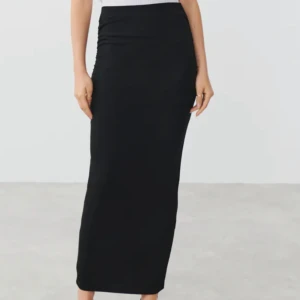 Lång svart kjol i storlek S - Säljer min långa svarta kjol eftersom den inte används längre. Helt perfekt inför sommarn. Det finns en kort slits. 