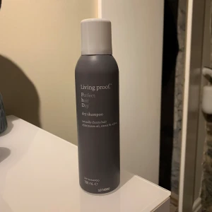Living proof torrschampo  - Testad några gånger men mycket kvar. Torkar ej ut håret! Nypris 247kr