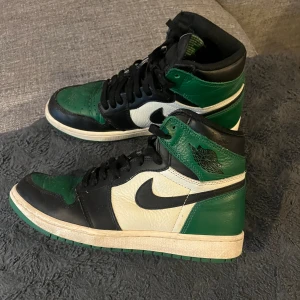 Retro Nike jordans - Mycket sparsamt använda air jordans!! Köpt på pardon my kicks för runt 4k. Passar storlek 42-43